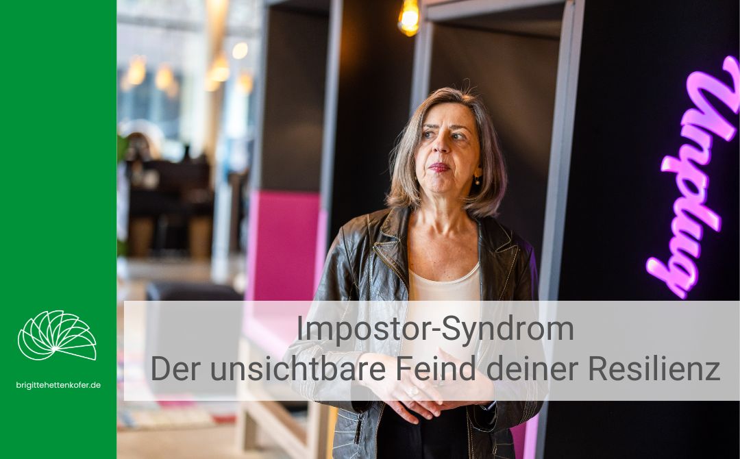 Eine Frau steht im Raum und schaut gedankenversunken in ihre Vergangenheit. Text: Impostor-Syndrom - der unsichtbarer Feind deiner Resilienz