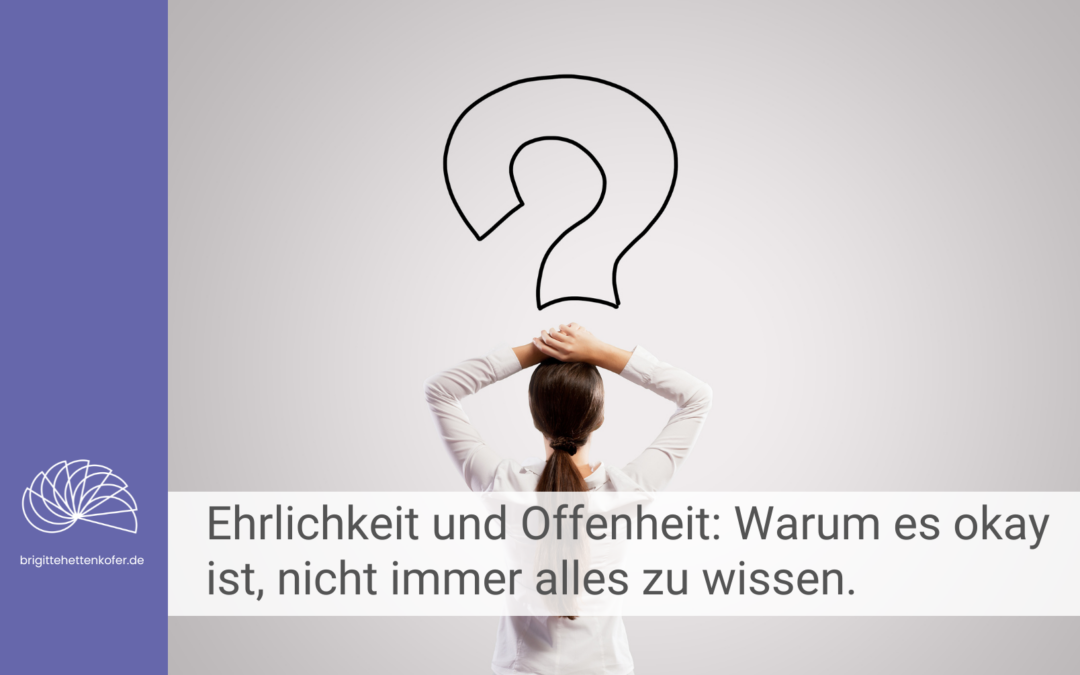 Die Rückenansicht einer Person mit langen braunen Haaren und einem weissen Hemd vor einer weissen Wand. Darüber ein angedeutetes Fragezeichen.