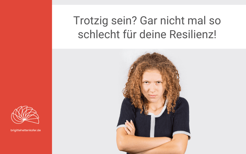 Trotz! Gar nicht mal so schlecht für deine Resilienz. Trotzige Frau mit verschränkten Armen.