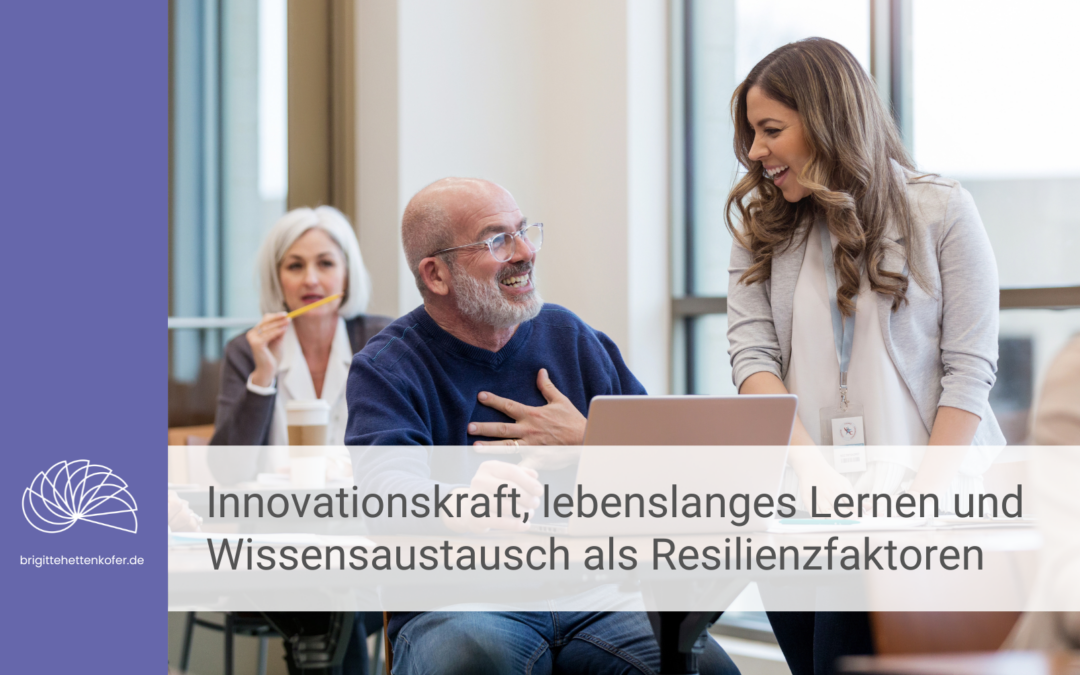 Drei Personen, zwei davon interagieren lächelnd. Text: Innovationskraft, lebenslanges Lernen und Wissensaustausch als Resilienzfaktoren