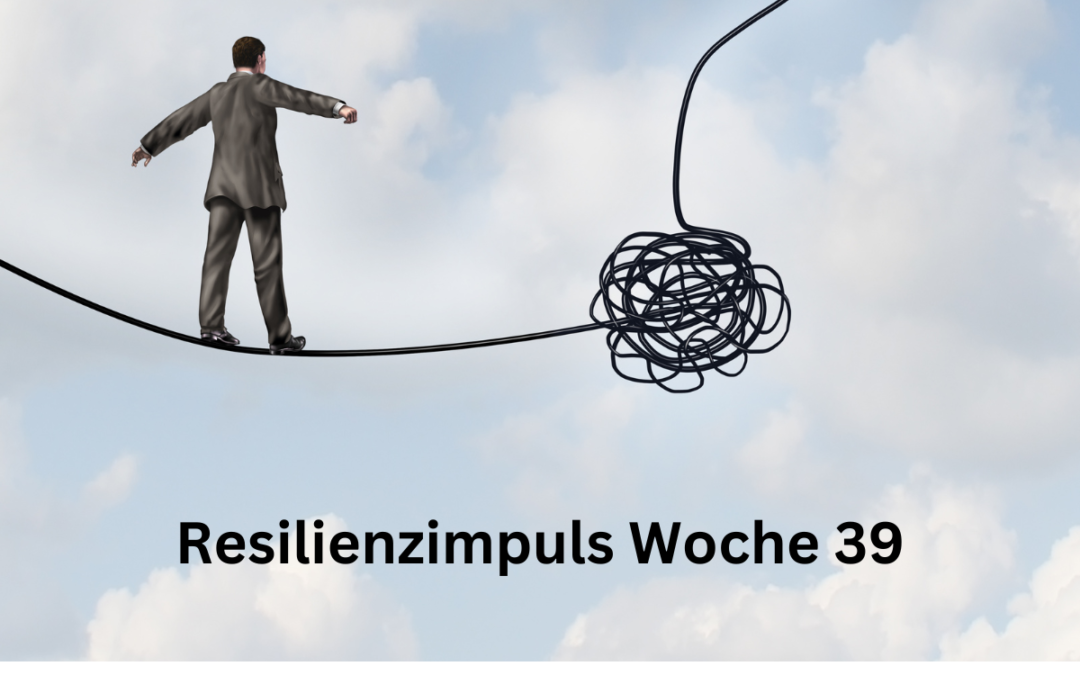 Ein Mann im Anzug balanciert hoch im Himmel auf einem Seil, welches sich zu einem Fragezeichen formt. Text: Resilienzimpul Woche 39: Ungewissheit - Die neue Normalität.
