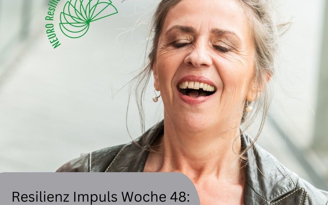 Ein Foto zeigt Brigitte Hettenkofer, die Augen geschlossen, herzhaft lachend, eine Hand auf dem Brustkorb. Neben ihrem Kopf das Firmenlogo Neuroresilienz. Text: Resilienz Impuls Woche 48: Sinn als Schutz gegen turbulente Zeiten.